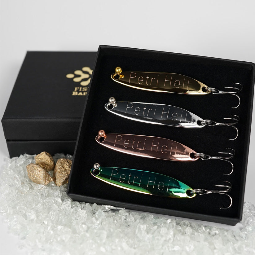 4 verschiedene Angelköder aus Echtsilber, Gold, Kupfer und Skarabäusfarbend mit Aufschrift "Petri Heil" in einer Schmuckschatulle.